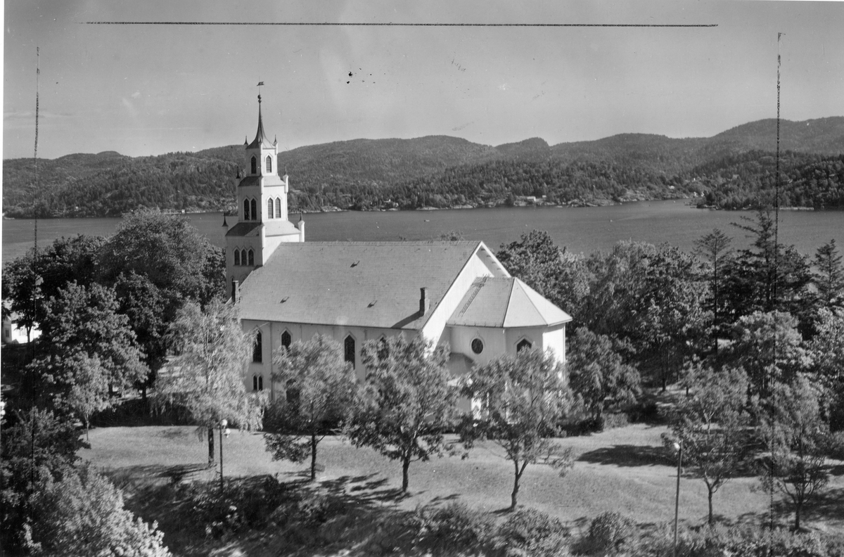 Flyfotoarkiv fra Fjellanger Widerøe AS, fra Porsgrunn Kommune. Brevik Kirke, Sylterøen. Fotografert 08.08.1959. Fotograf J Kruse