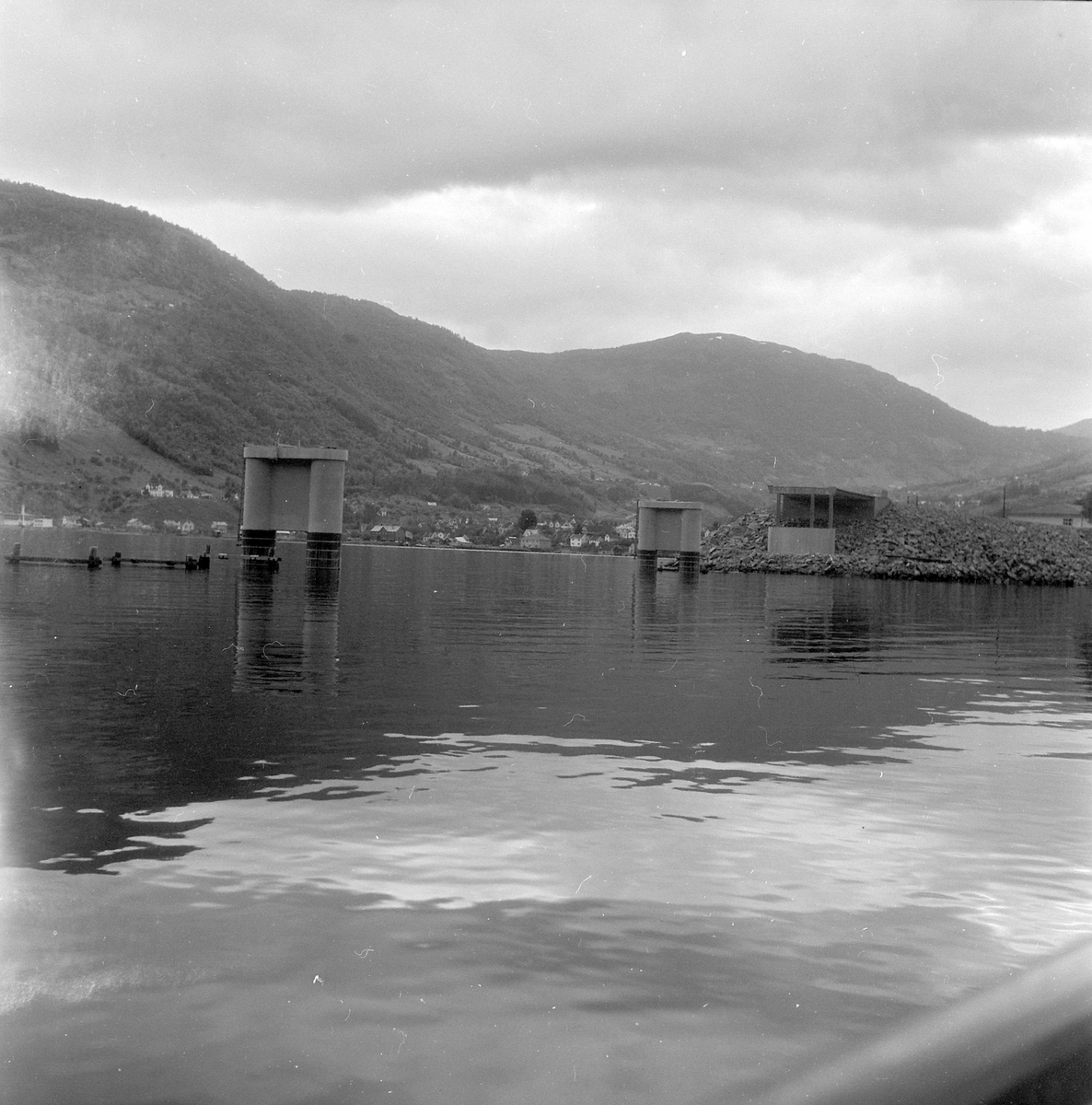 Sogndal, bygging av Loftesnesbroen som ble åpnet i 1958. Bildet er trolig tatt i 1957.