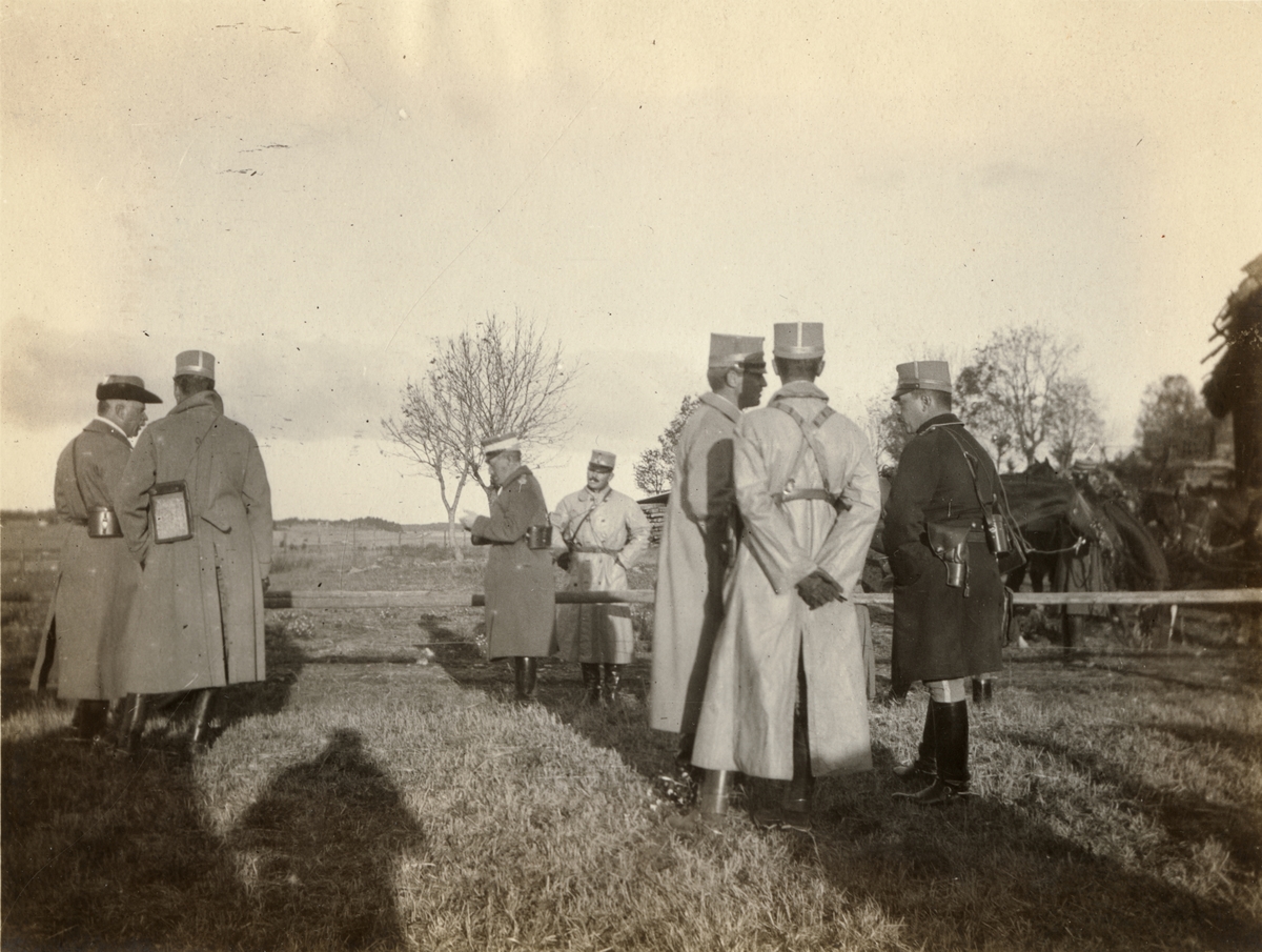 Major Ernst Linder, ryttmästare Axel Braunerhjelm, ryttmästare Robert Cederschiöld, ryttmästare Thure Bielke, ryttmästare Erik Uggla och löjtnant Emil Trägårdh under Enköpingsmanövern 1914.