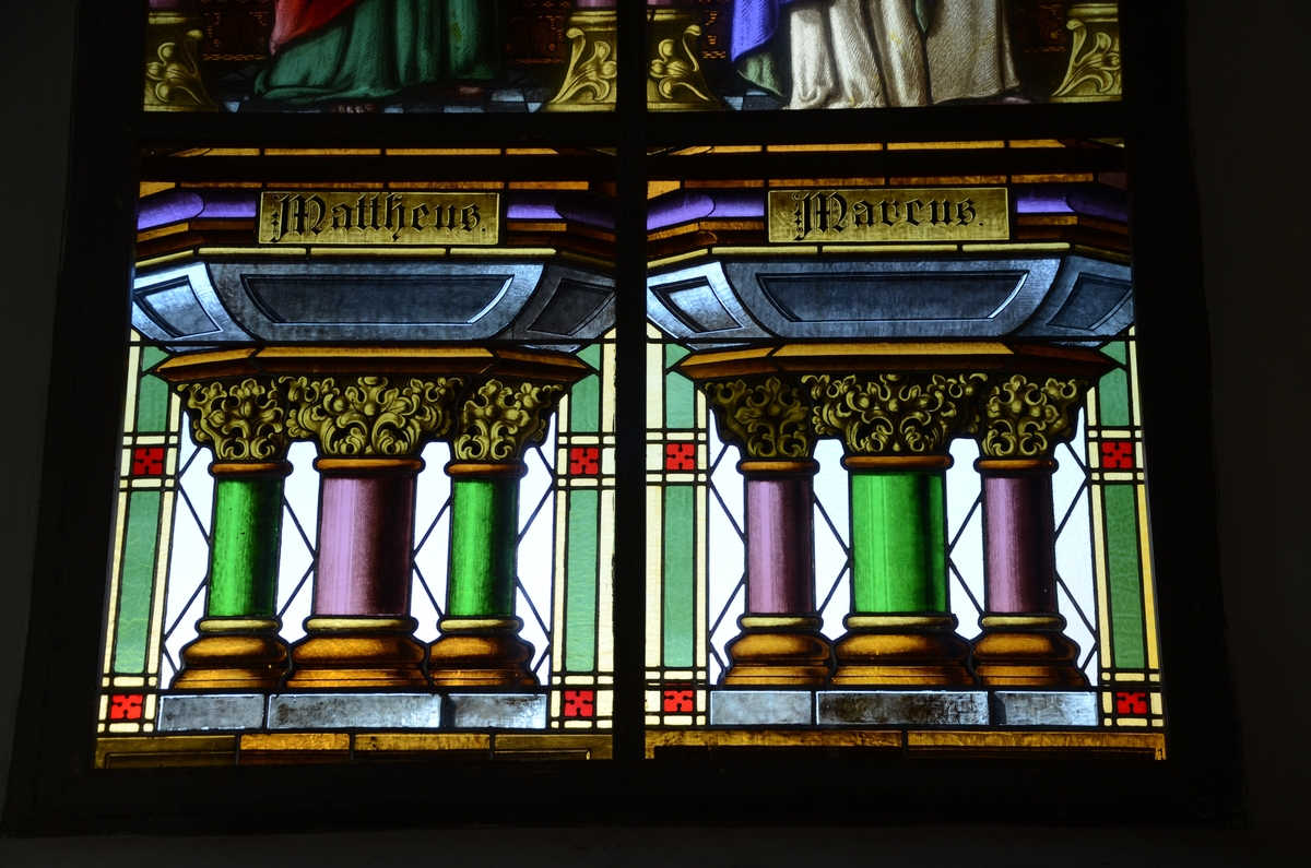 Interiör, detaljbild från ett nyrenoverat fönster på Norra Solberga nya kyrka i Nässjö kommun..