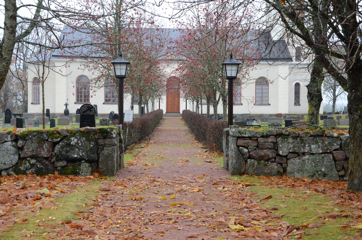 Exteriör från Svarttorps kyrka och kyrkogård, Jönköpings kommun.