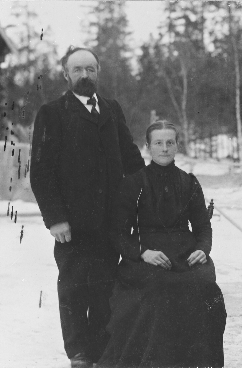 Portrett av ekteparet Tronslien. Fredrik P. født 1856 og Katrine Müller født Berget 1865. Hun var mor til 13 barn.