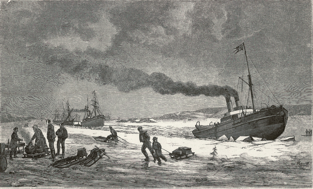 "Mjølner" kjører for full damp og bryter vei for etterfølgende skip. Til venstre er en matstasjon på isen.