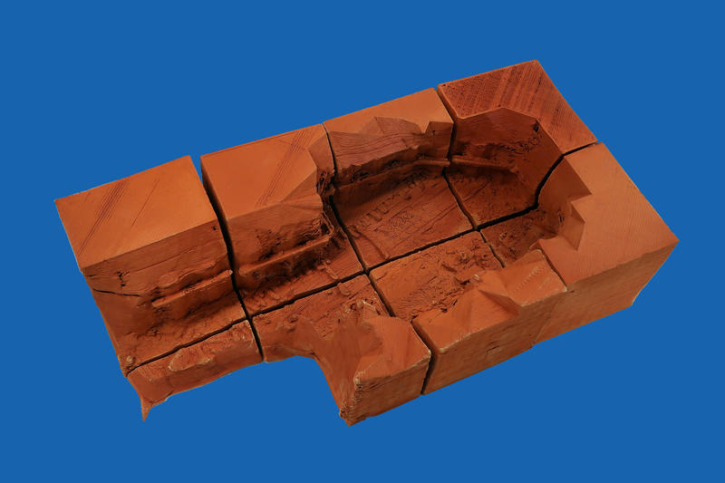3D printet modell av utgravningsfelt og skipsvrak Palèhaven 1. Materialet er blåleire tatt ut fra Oslo havn. Modellen er delt opp i åtte deler, da 3D printeren bare kan printe i 20x20x20 cm format.