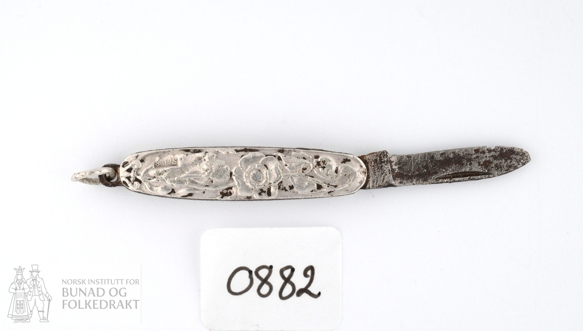 Liten foldekniv med rosemotiv. Knivblad i stål. Kjerne av jern. Stempla 830 S.