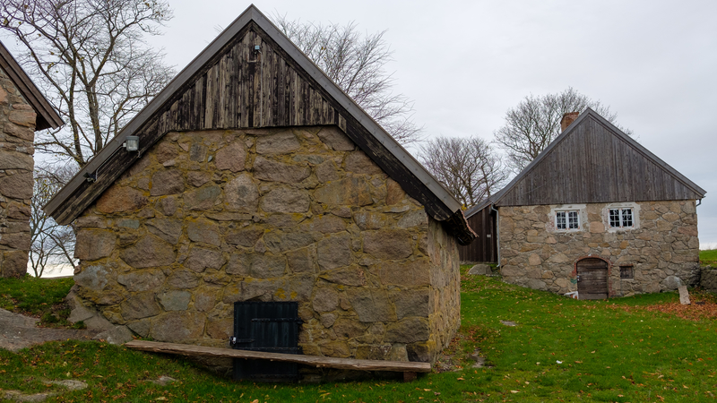 Brønnhuset med kommandantboligen i bakgrunnen