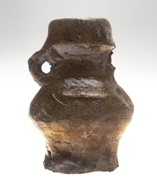 Pilegrimskrukke: Liten keramikkrukke med en hank (den andre har falt av), krukken er større nederst enn øverst. Brukt av pilegrimer i middelalderen til å frakte hellig vann under en pilegrimsvandring.