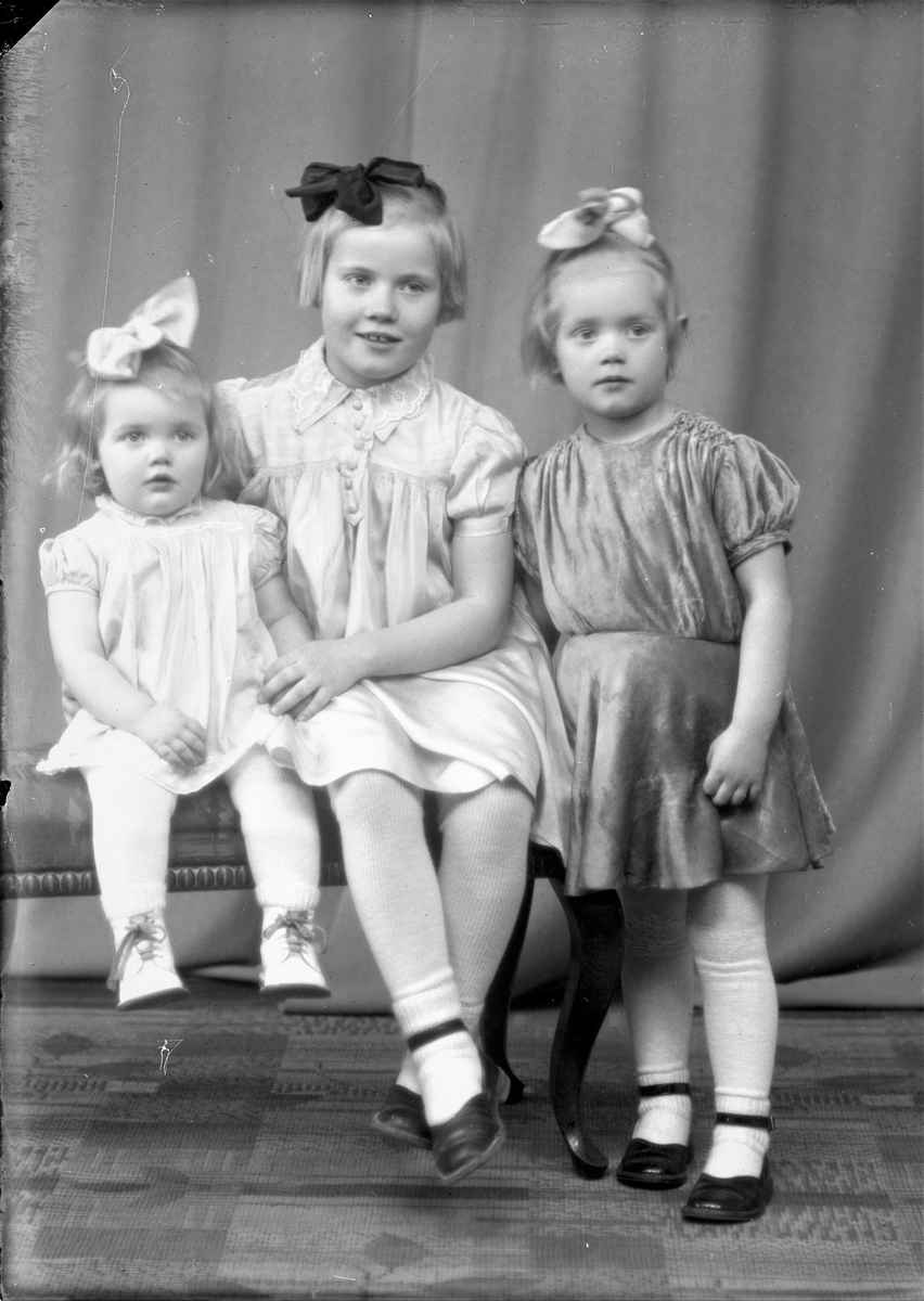 Portrett. Gruppebilde. Familiegruppe. Tre unge piker. Bestilt av Ingolf Johansen