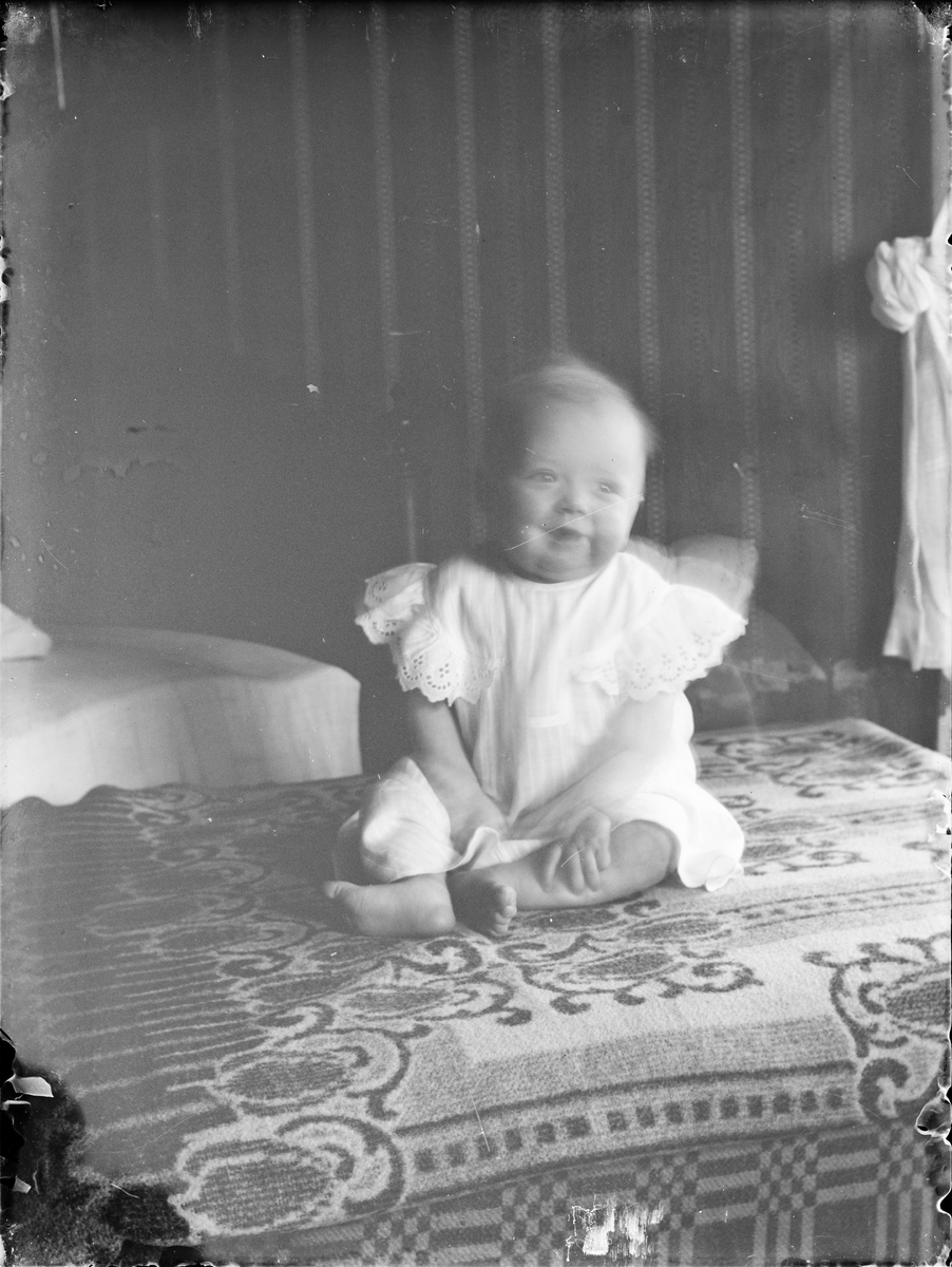 Spädbarn i hemmiljö, Alunda, Uppland