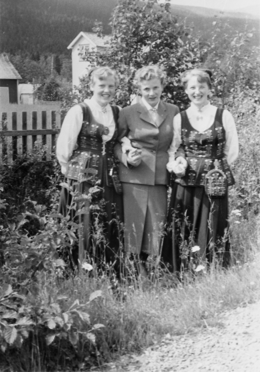 Tre pent kledde kvinner