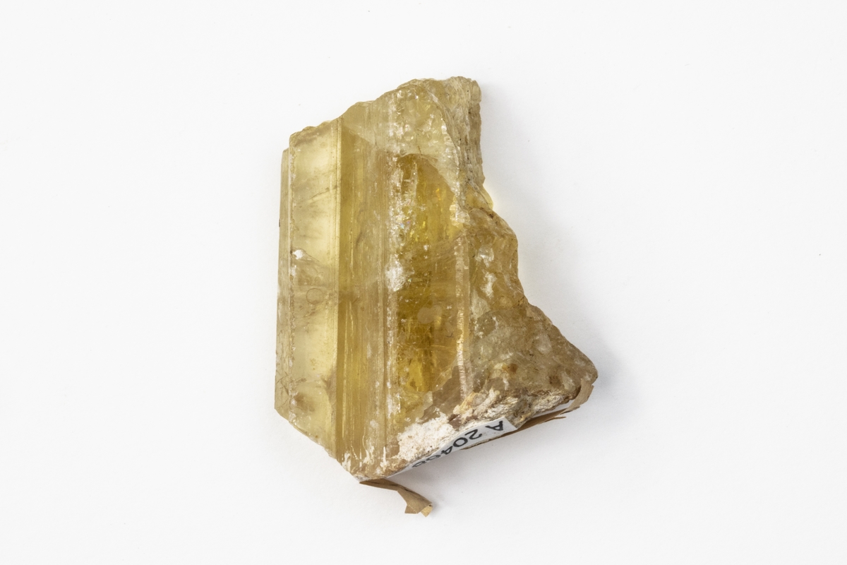 Ett mineral klassificerat som karbonat och består av kalciumkarbonat. Kristallstrukturen är ortotombiska. Detta exemplar kommer från dåvarande Österrike/Ungern och ingår i Adolf Andersohns samling.