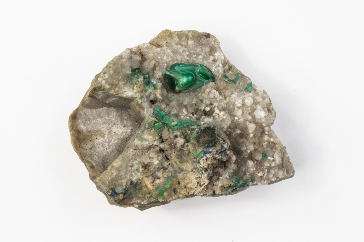 Ett mineral som består av bland annat kopparkarbonat. Färgen är i huvudsak grön. Mineralen används bland annat som ädelsten men även som pigment. Detta exemplar kommer från dåvarande Österrike/Ungern och ingår i Adolf Andersohns samling.