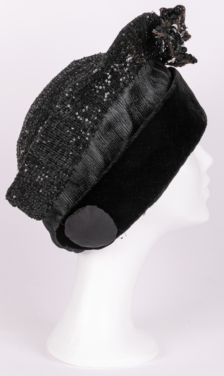 Hatt utan brätten, rikligt dekorerad med strå och paljetter.
Etikett: Hilly Söderström Modes Gefle.