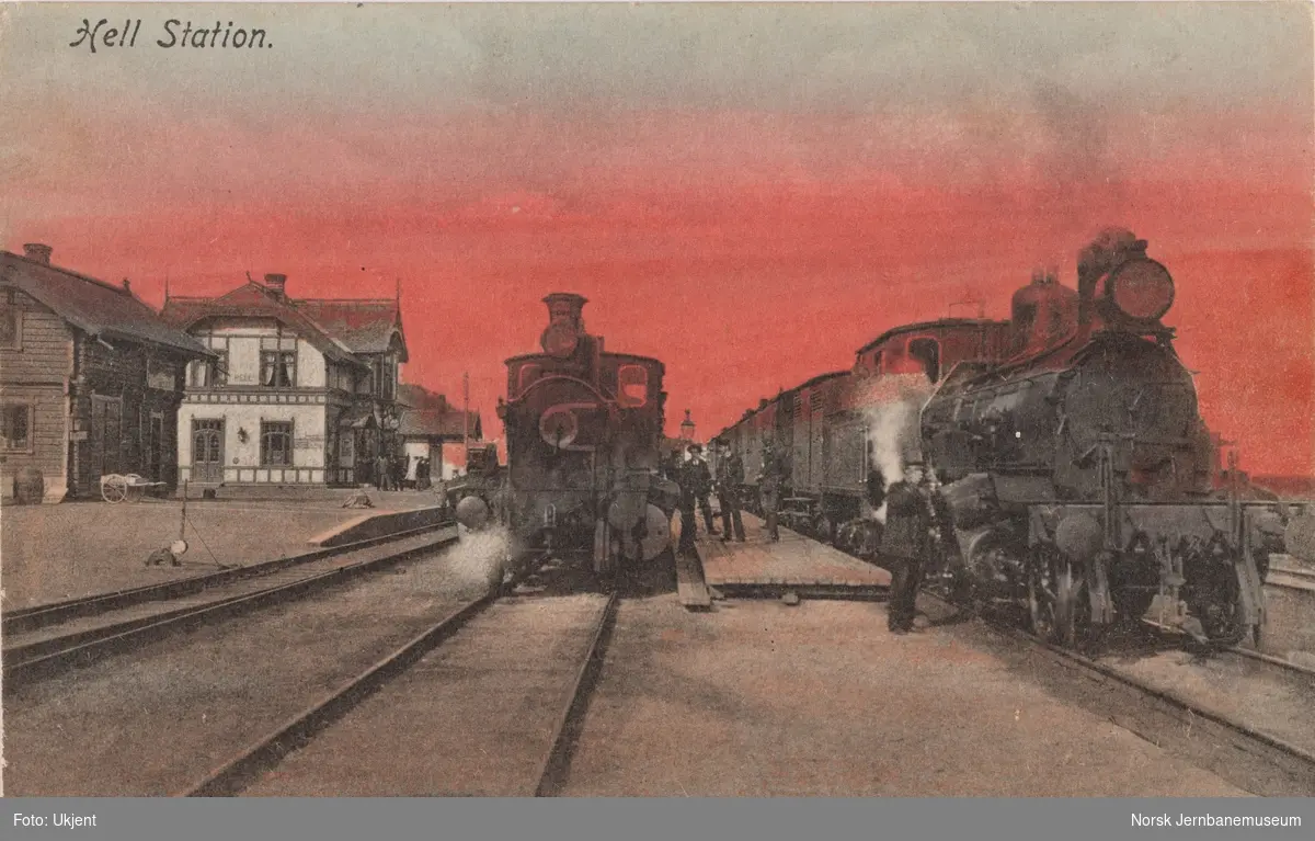 Damplokomotiver type 15 og 21 med persontog på Hell stasjon