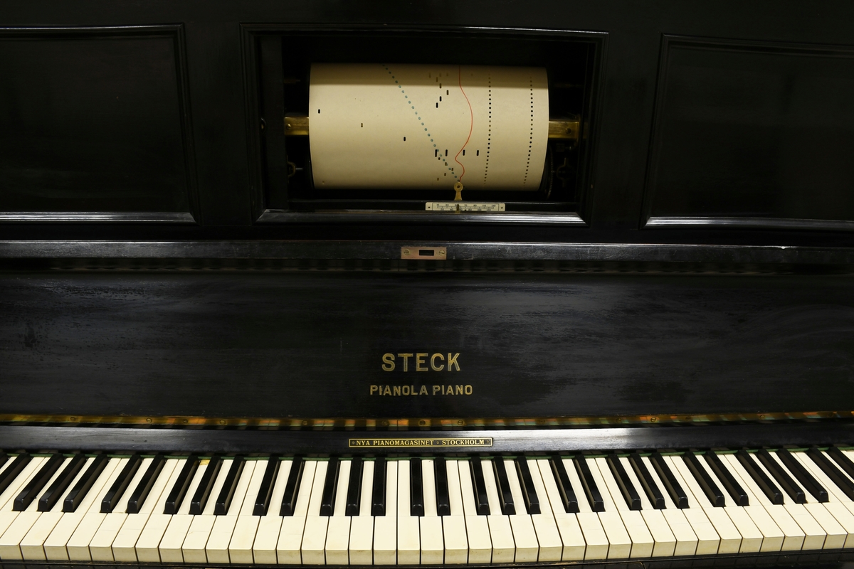 Självspelanade piano, s.k pianola med pneumatisk mekanism för automatisk spelning av perforerade ljudrullar.