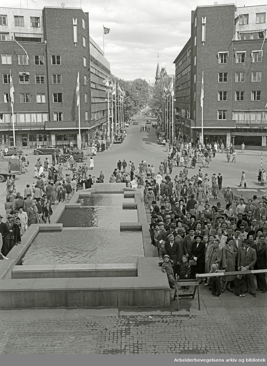 Feiringen av Oslo bys 900-års jubileum, mai 1950. Innvielsen av Oslo Rådhus. Folkemengde i Borggården - Fridtjof Nansens plass. Universitetsgaten. Nå Roald Amundsens gate.