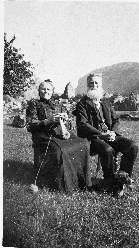 Berte Elisabeth f. Njå (1847 - 1936) og Lars Nilsen Oftedal (1842 - 1931). Biletet er teke i Oltedal ca 1920. Berte Elisabeth med spøt.