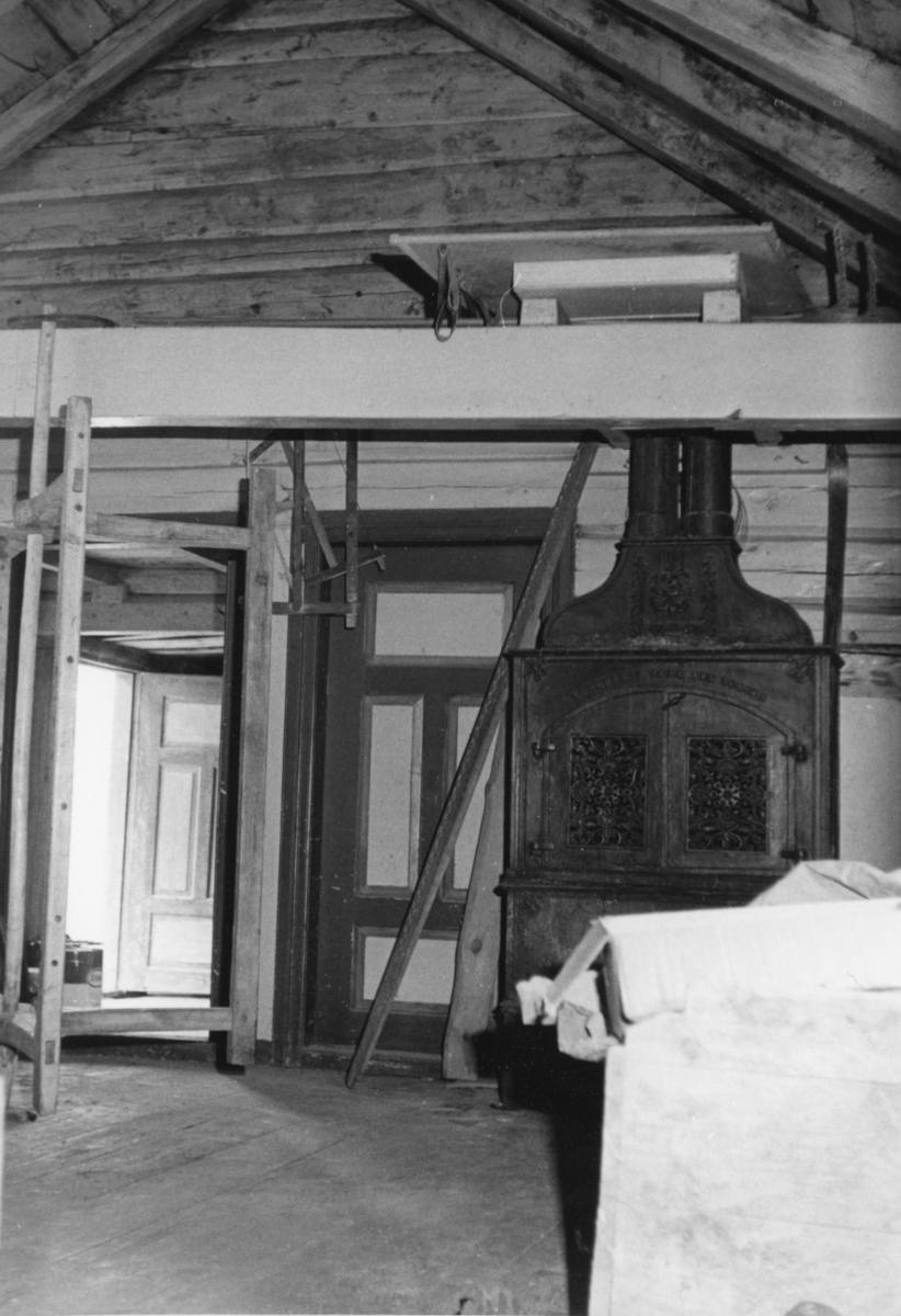 Dokumentasjonsbilder i serie av interiøret i et stovehus i Øvstegara på Løset i Stordal. Denne stova er senere flyttet til tunet ved gamlekirka i Stordal.