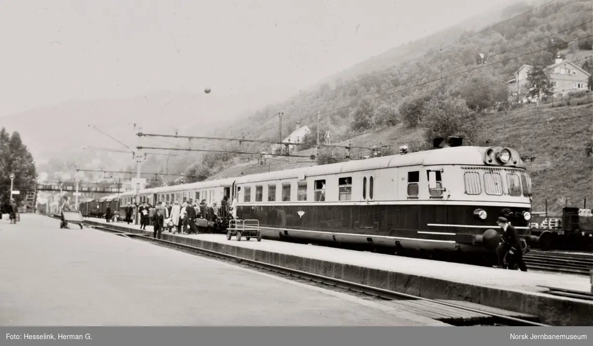 Dieselmotorvognsett type 88 med ekspresstog fra Bergen til Oslo Ø, tog 62, på Voss stasjon