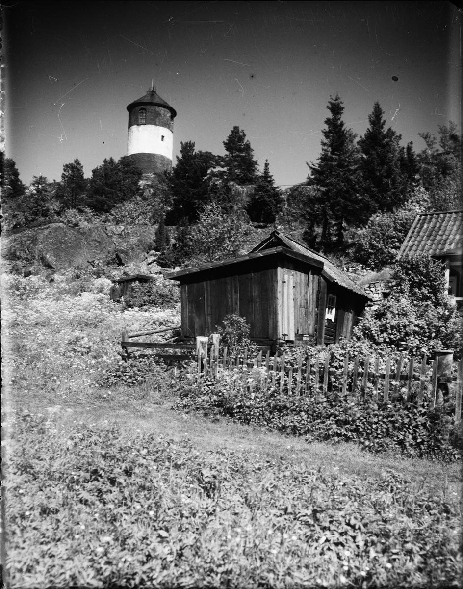 Byggnad med sjömärket Arholma båk i bakgrunden, Björkö-Arholma, Uppland