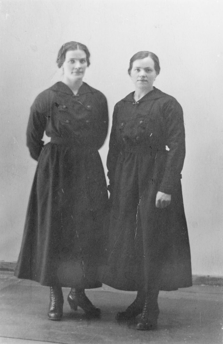Portrett av to kvinner - tvillingene Inga og Olga Kveberg - Norsa, født 1892