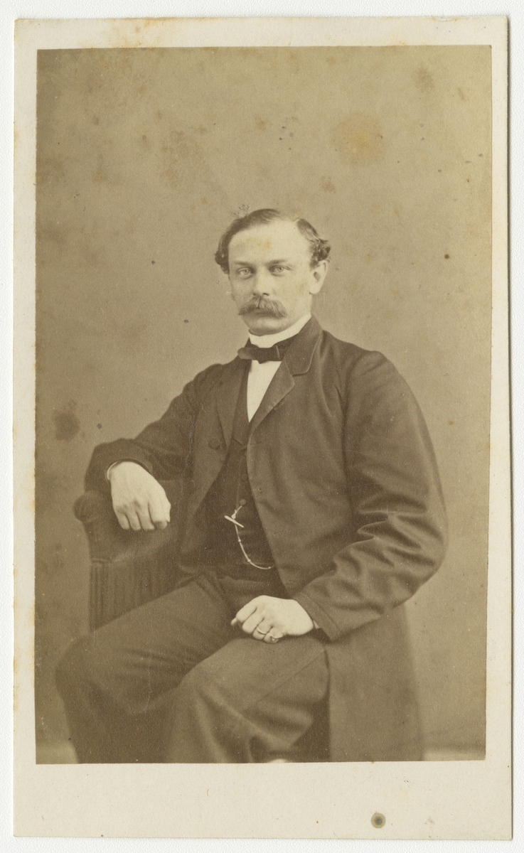 Porträtt av Carl Wilhelm Alexander Ludvig de Geer, kapten vid Andra livgrenadjärregementet I 5.

Se även bild AMA.0001933.