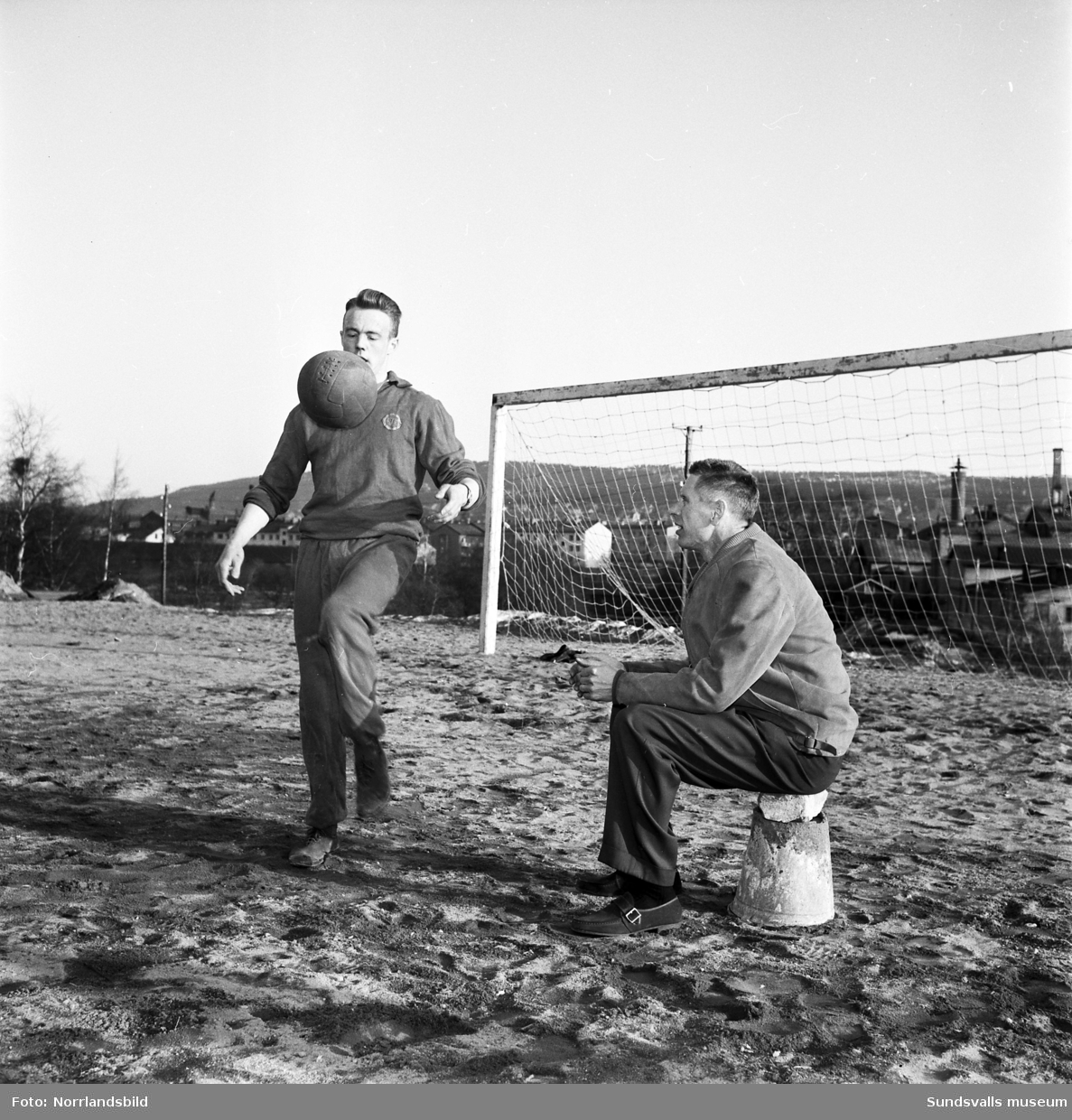 Stig Vittjärv Sundqvist som var spelande tränare i GIF Sundsvall 1955-1958 tillsammans med en annan GIF-spelare.