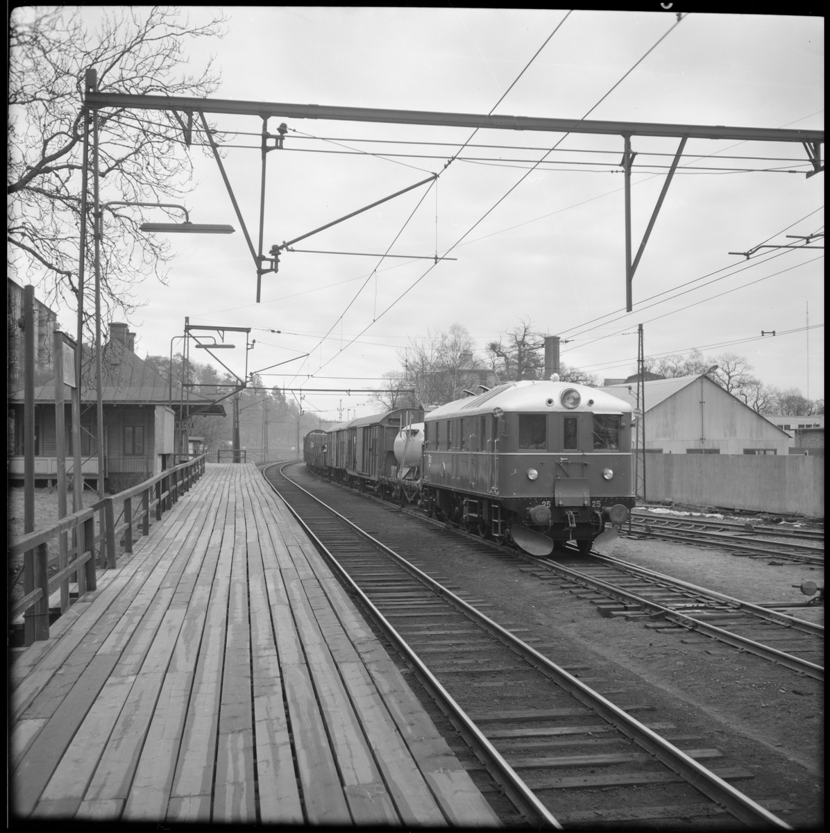 Stockholm - Saltsjöns Järnväg, SSnJ ÄF 25 vid Nacka station med blandat godståg. Före detta Stockholm - Nynäs Järnväg, SNJ ÄF 10.