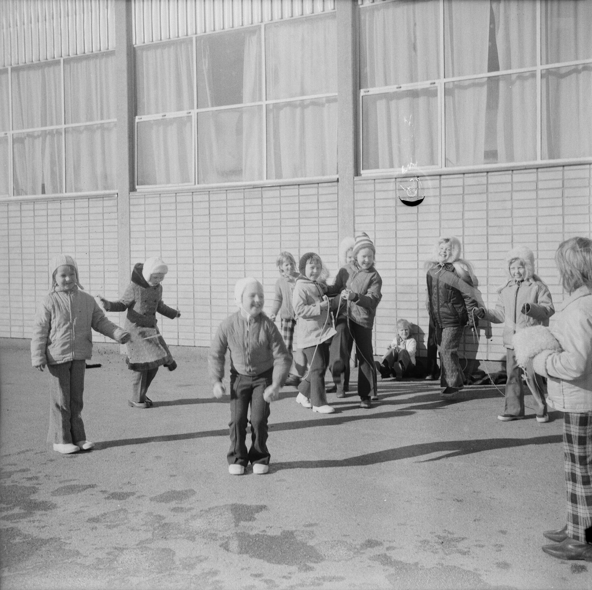 Flickor som hoppar hopprep, Örbyhus, Uppland, mars 1972