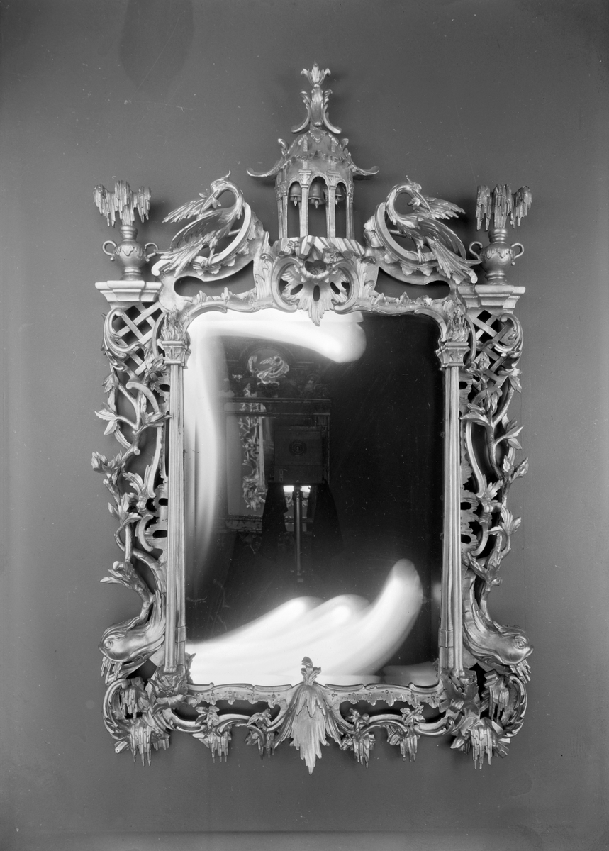 Speil og bord fotografert for Nordenfjeldske Kunstindustrimuseum