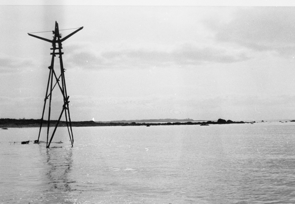 "Bukken på Vik". Losen Sivert Wiig brukte denne bukken i jernkonstruksjon til å heise opp båten. Han fekk opp båten ved hjelp av taljer. Bukken vart sett opp i sjøen mellom Vik og Skeie ca 1910 og var i bruk til ca 1935. Bukken rusta meir og meir og forsvann i 1985.