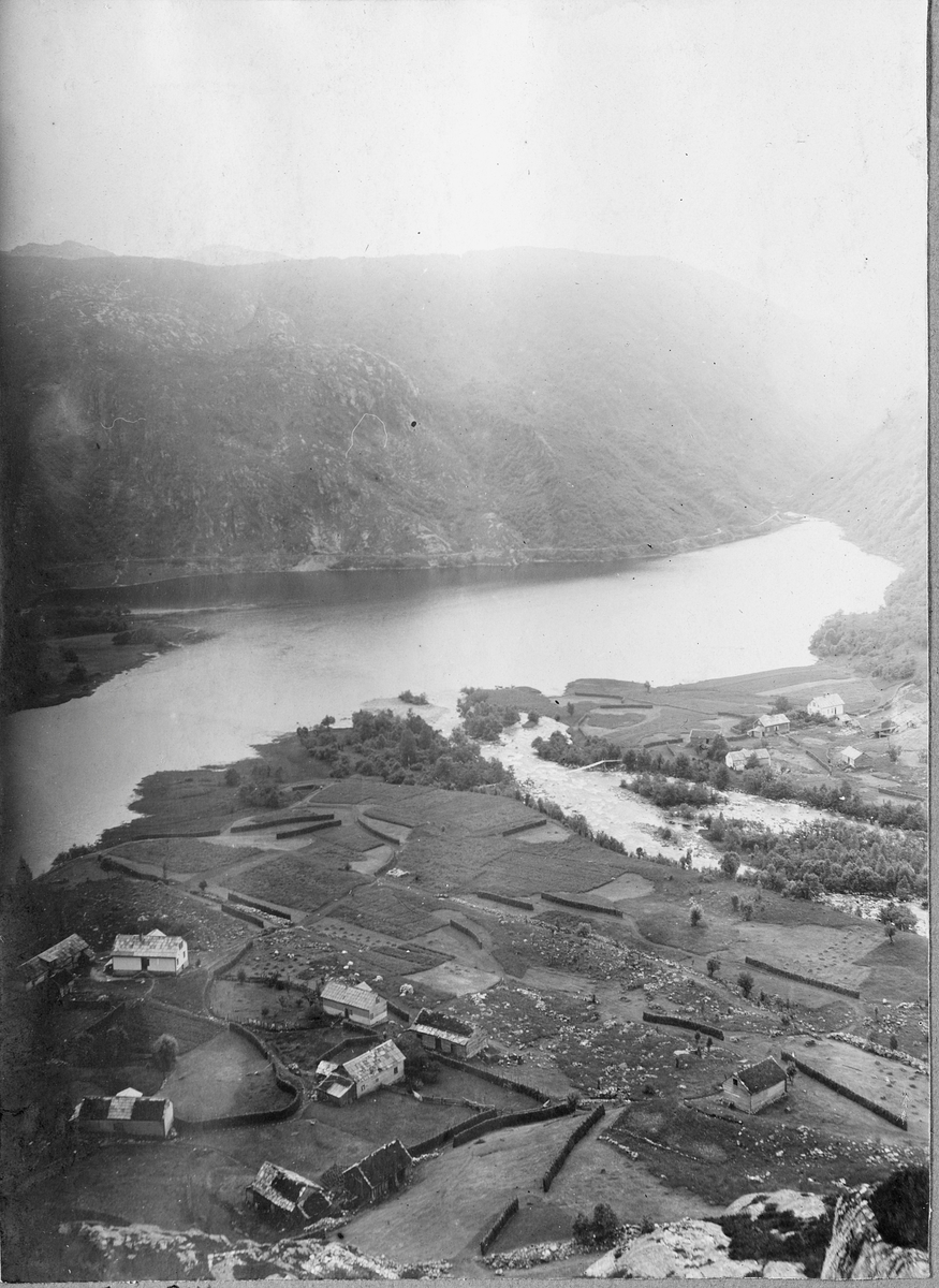 Dal med fjord, elveutspring og bebyggelse sett fra oven