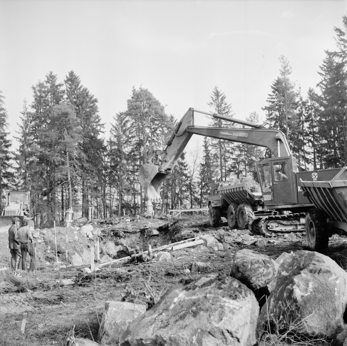 Slam och fiber ger gödning vid reningsverket i Västland, Uppland, mars 1972
