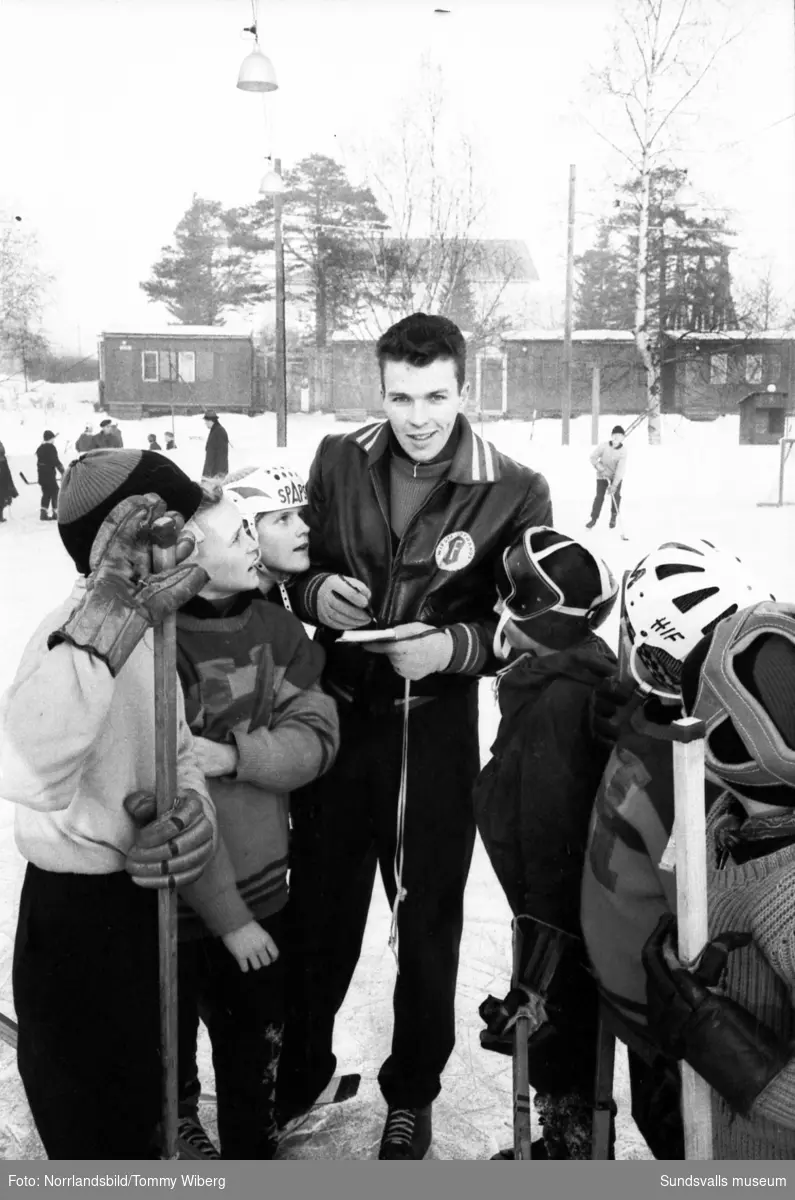 Wifsta-Östrands hockeystjärna Bert-Ola Nordlander tränar ungdomar i rinken på Malmtorgsplanen i Skönsberg. I bakgrunden syns kyrksalen och klocktornet.