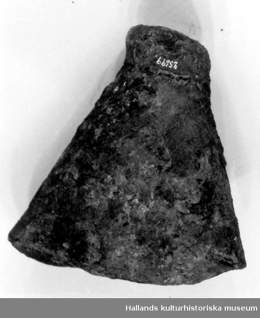 Arkeologiskt föremål Klocka av järn. Kläpp saknas. Mått: 21 x 21 cm. Längd 21 cm. Bredd (övre delen) 21 cm. (uppgift enl katalogkort) BRedd (undre delen) 7,5 cm. (uppgift enl katalogkort)