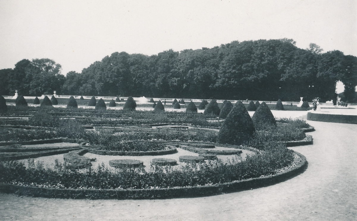 Park med blomsterbed i Versailles