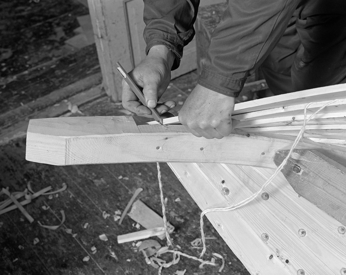 Bygging av fløterbåt (Flisa-båt) Nov. 1984. Glomma fellesfløtnings forenings verksted på Flisa. Oppmerking, fløterbåt.