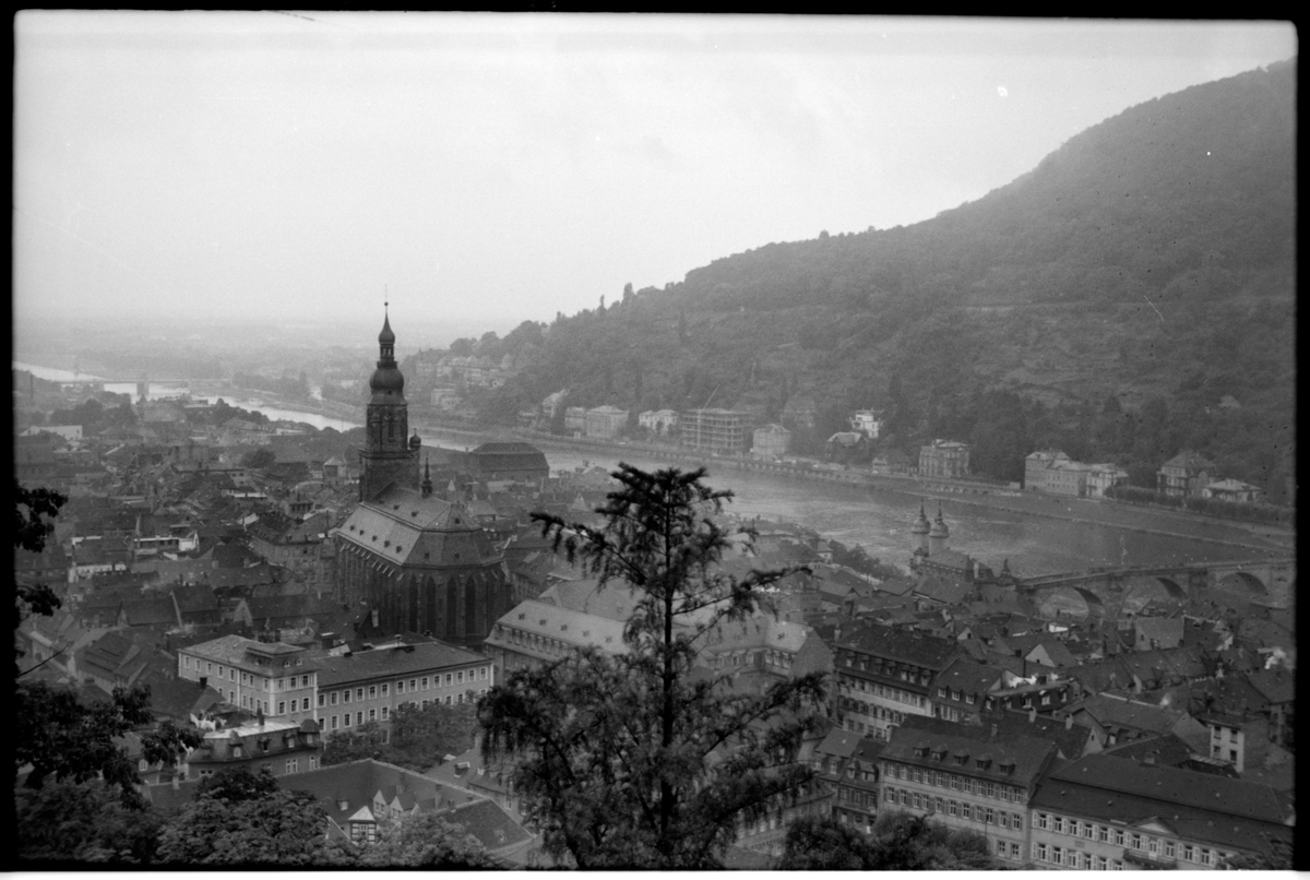 Vy över Heidelberg i Tyskland. Till höger i bild ses den helige andes kyrka och till vänster floden Neckar.