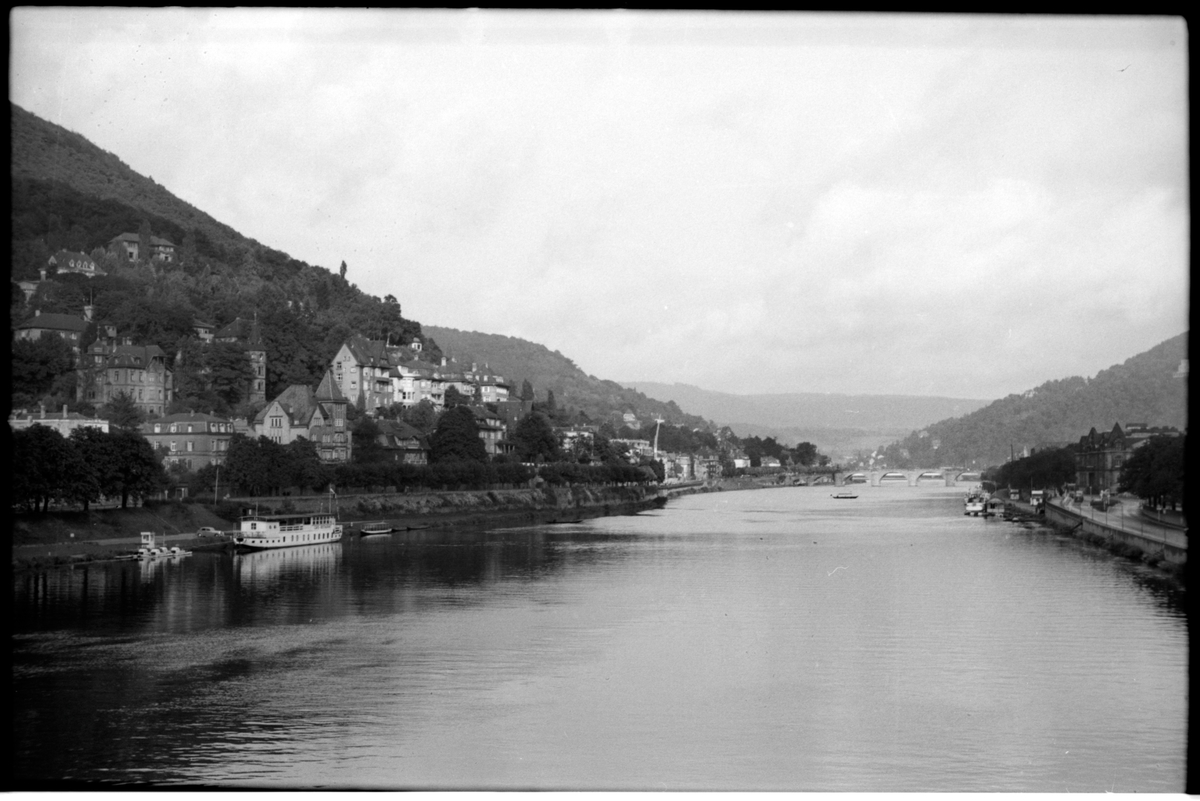 Vy över floden Neckar i Heidelberg, Tyskland. Mitt i bild ses gångbron Old Bridge.