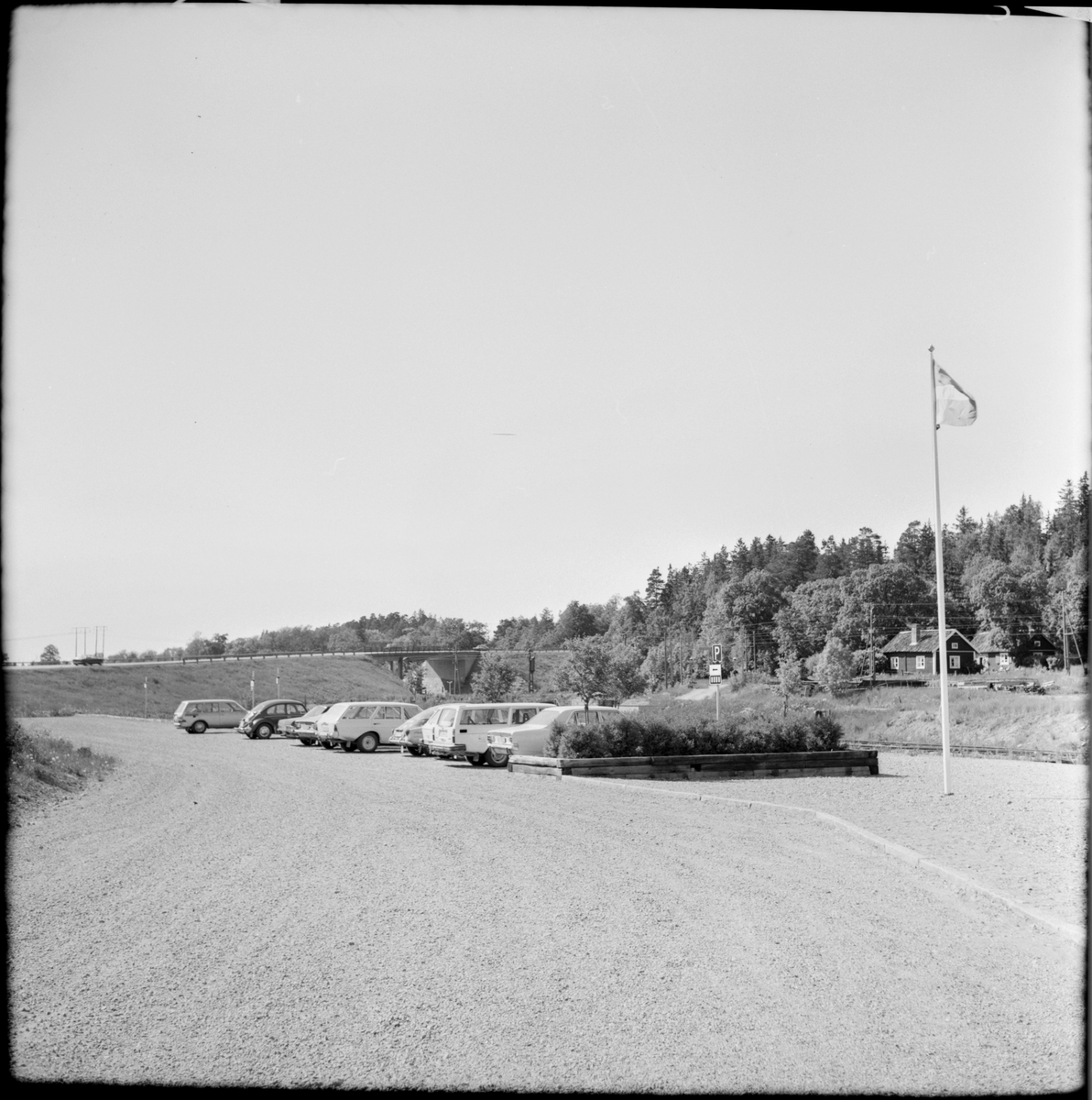 Bakom de parkerade bilarna ses Museijärnvägen, Östra Södermanlands Järnväg, ÖSlJ station Läggesta Södra.