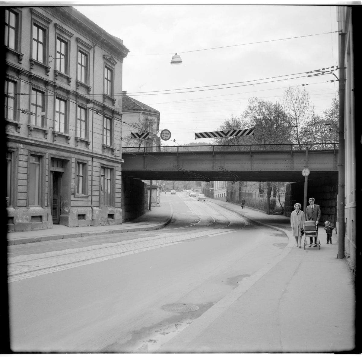 Spårväg under järnvägsbro vid Oslo gate.