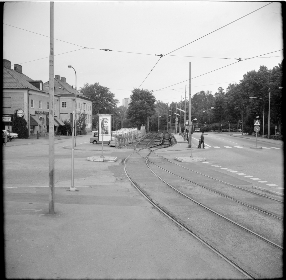 Allèparkens hållplats med Västerleds korsning av spåren.