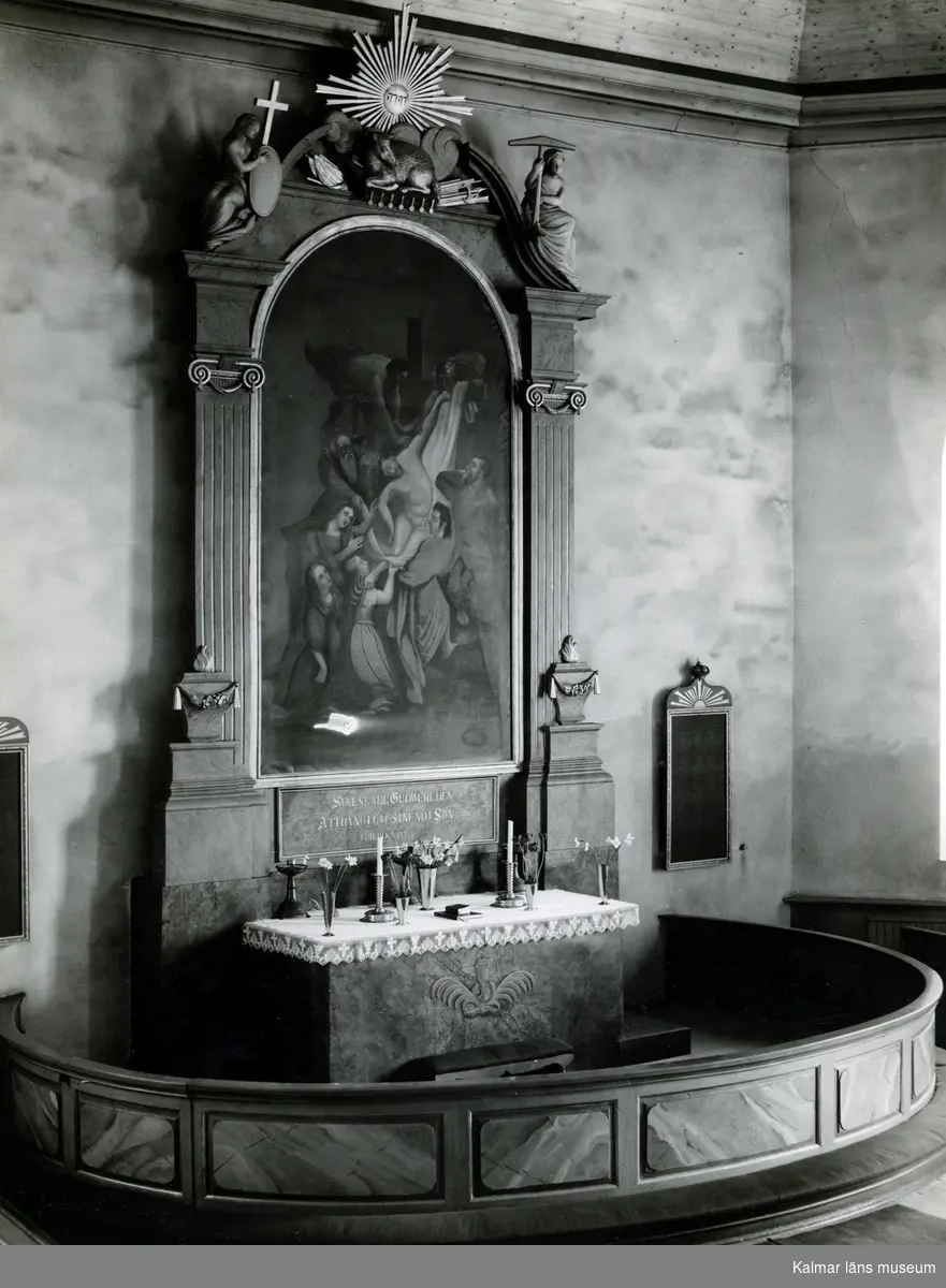 Altaret i Kristdala kyrka med altartavlan målad 1856 av  Sven Gustaf Lindblom, innan restaureringen 1962.