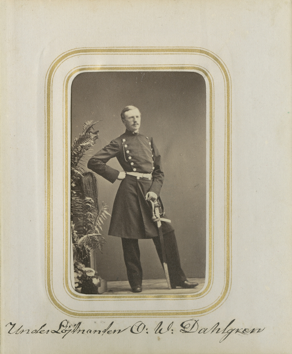 Porträtt av Otto Wilhelm Dahlgren, underlöjtnant vid Andra livgrenadjärregementet I 5.

Se även bild AMA.0001980.