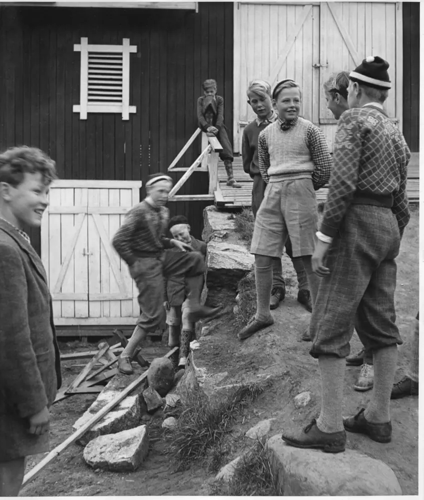 Lek på låvebroa, Stein skole. Bildet er trolig fra slutten av 1940-tallet og er tatt av den engelske fotografen Roger Wood (1920 – 2005).