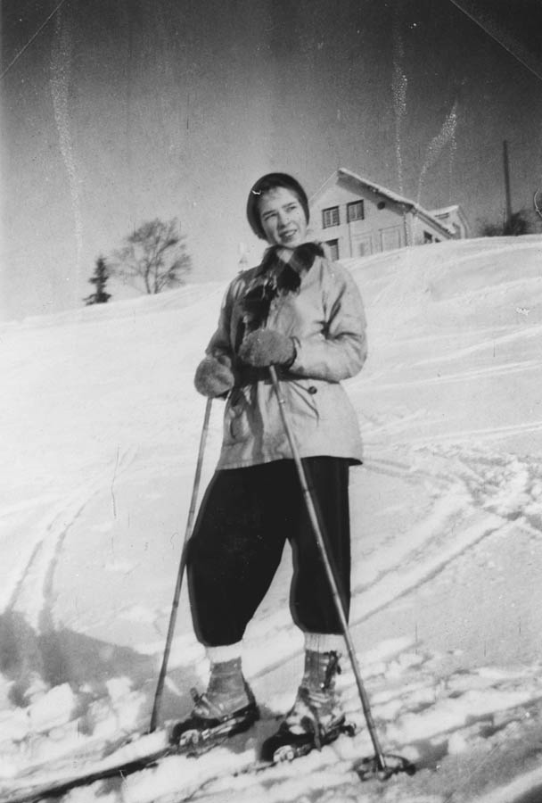 Kari (født Halvorsen) på ski.