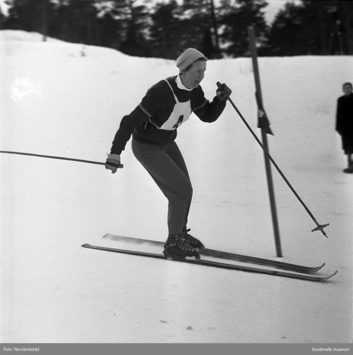 Distriktsmästerskap i Sundsvalls slalombacke. Två första bilderna visar Ingrid Englund.