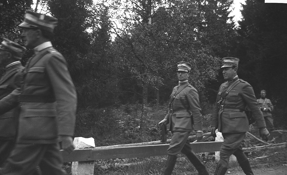 Schmiterlöw, överste, A 6. Uniform m/1923. Längst till vänster.