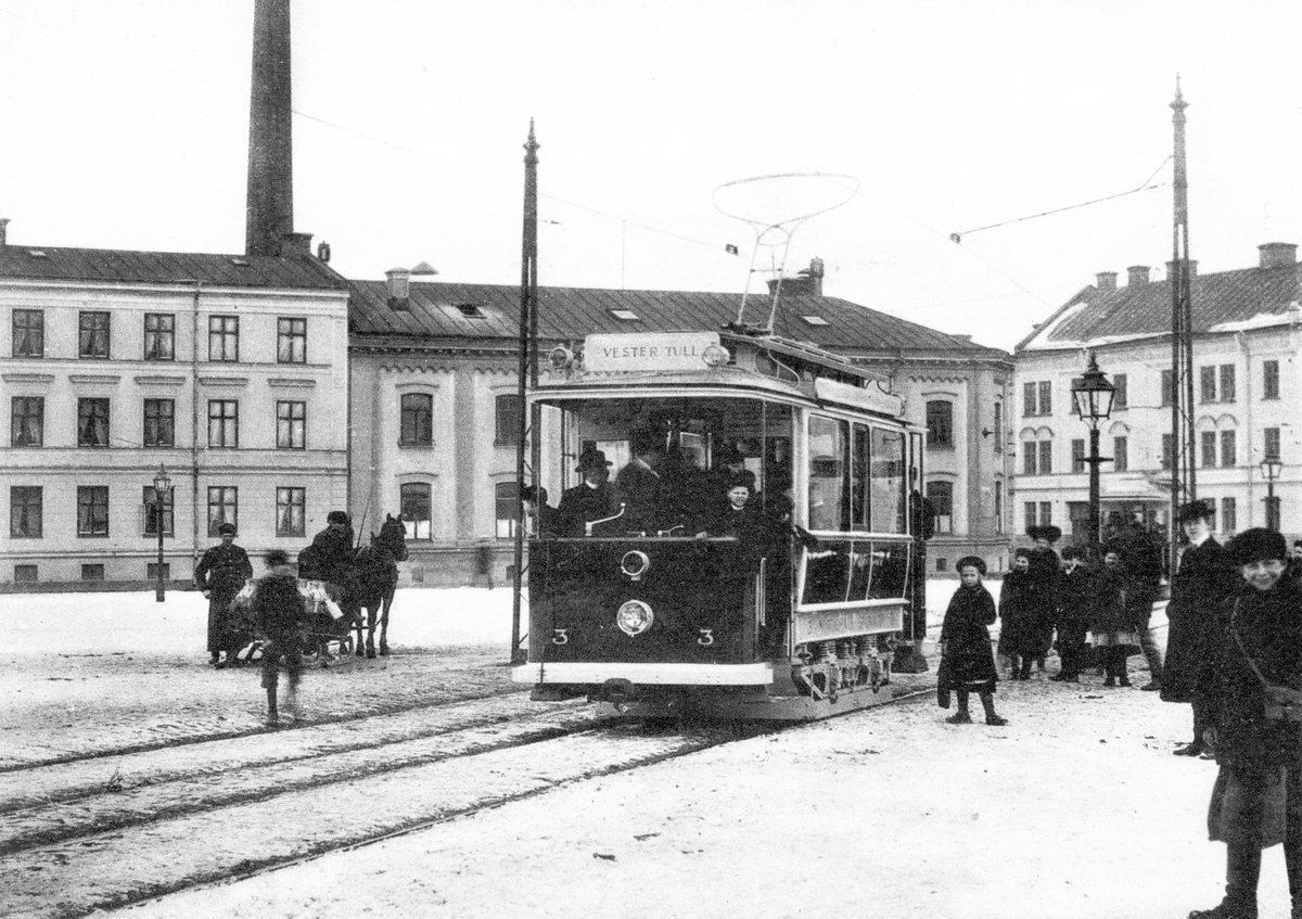 Spårvagnen mot Väster Tull sneddar över Stortorget i Norrköping i början av 1900-talet.