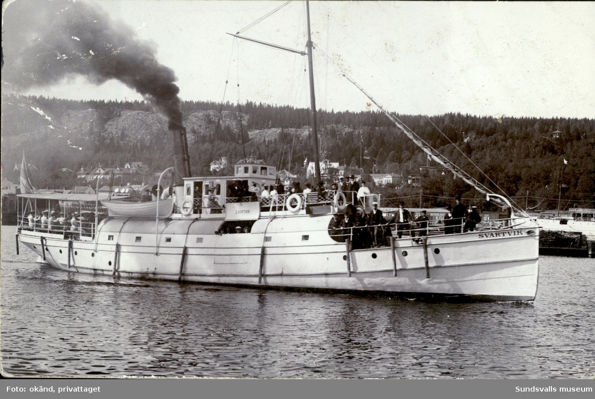 Vykort med motiv av ångbåten Svartvik med passagerare i Sundsvalls hamn.